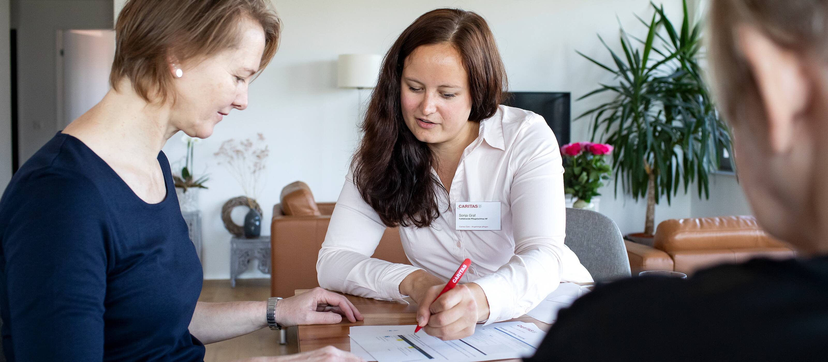 Eine Pflegefachfrau von Caritas Care gibt Antworten zur Anstellung als pflegende Angehörige.